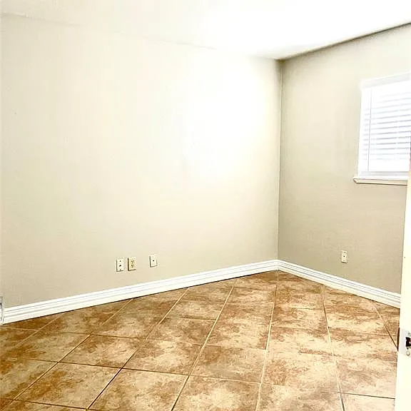 2129 Lymington Rd — Photo 15