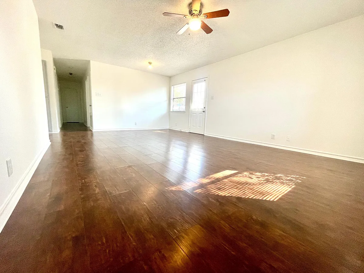Living Room - 407 N Plant Ave