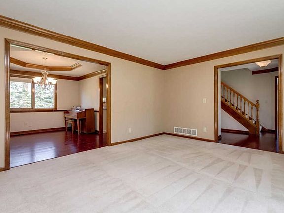 5th image of 186 Briarbend Blvd