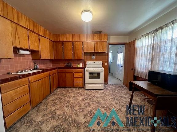 5th image of 2621 Sheldon St