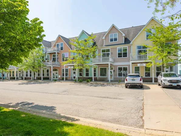 1695 Town Center St #6642, Aurora, IL 60504