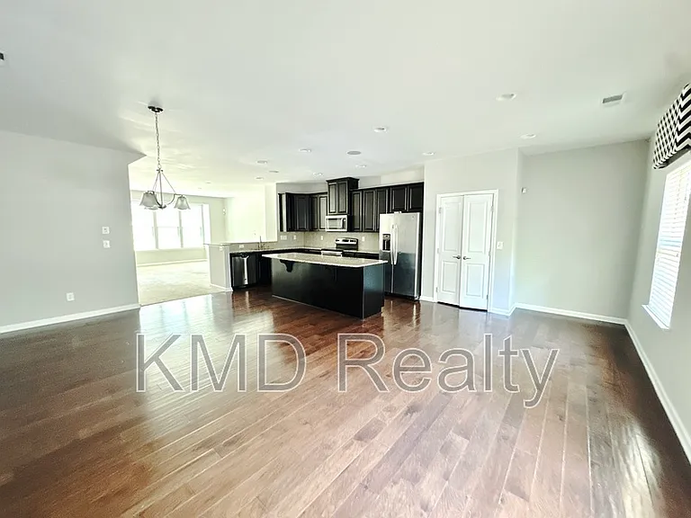 1935 Fleetwood Dr — Photo 3