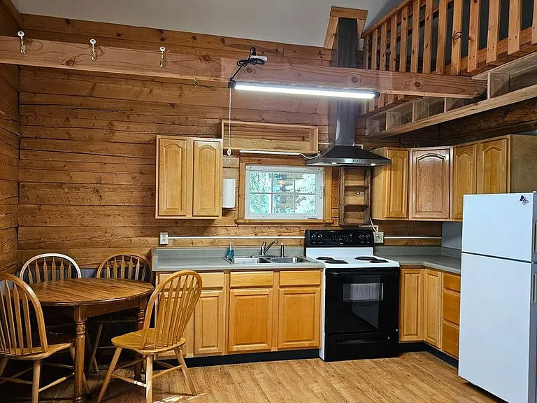 895 Graham Ln — Photo 3
