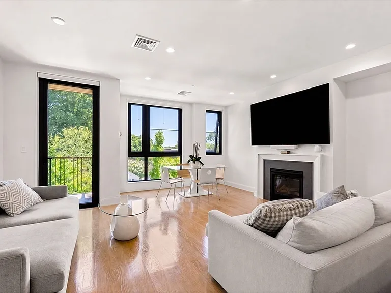 100 Linden St #203 — Photo 2