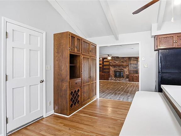 3rd image of 423 Monterey Ave