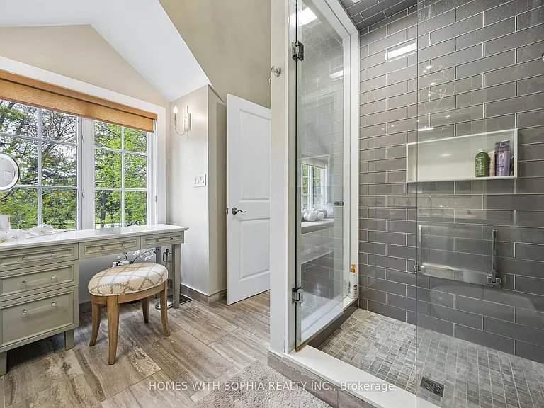 162 Glenvale Blvd — Photo 33