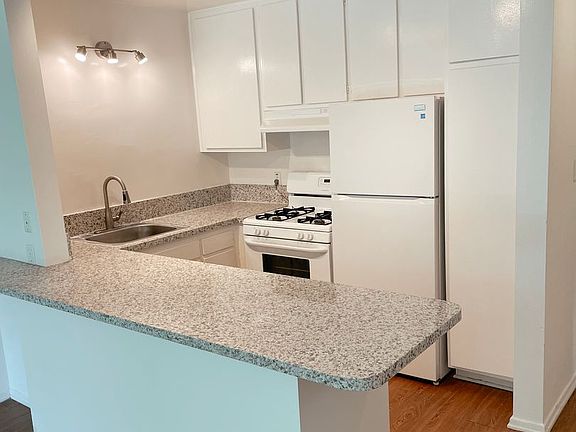 3rd image of 1353 S Carmelina Ave APT 114