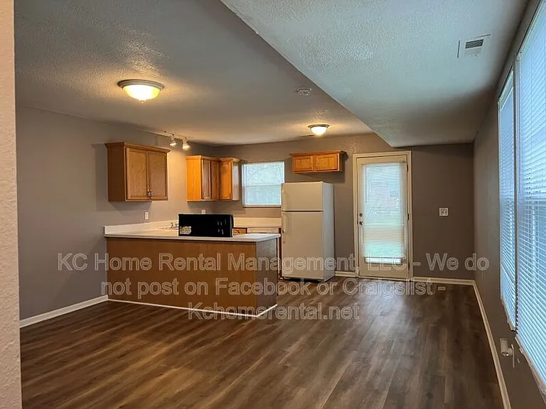 1003 S Hocker Ave — Photo 3