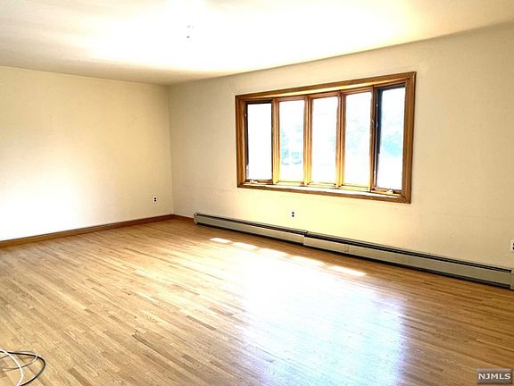 4th image of 209 Park Ave Floor 1