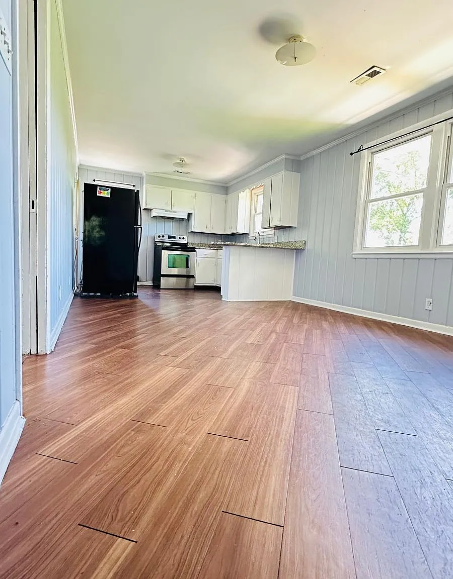 3 bed, 1.5 bath, 1350 sqft, $1,800 — Photo 2