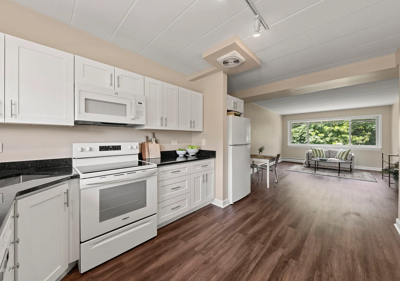 2 bed, 800 sqft, $1,700 — Photo 2