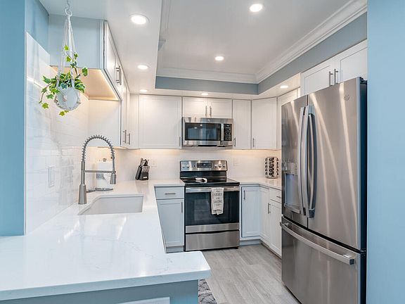 3rd image of 260 Seaview Ct APT 710