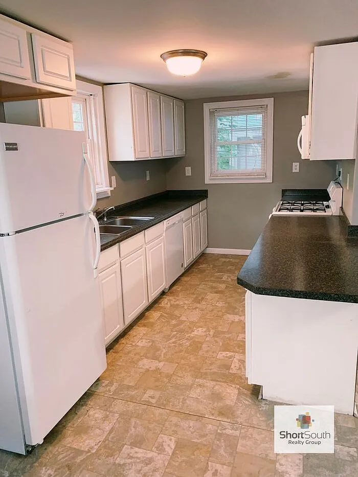 3 bed, 1.0 bath, 1850 sqft, $1,650 — Photo 2