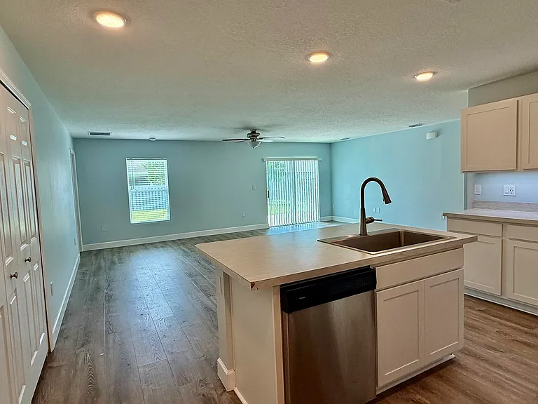 692 SW Hamberland Ave — Photo 4