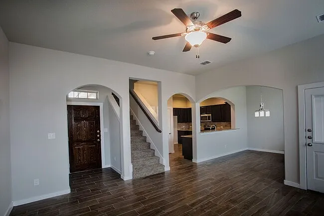 136 Lakeview Ct — Photo 3