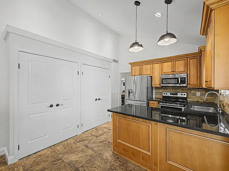 918 E Kristal Way — Photo 10