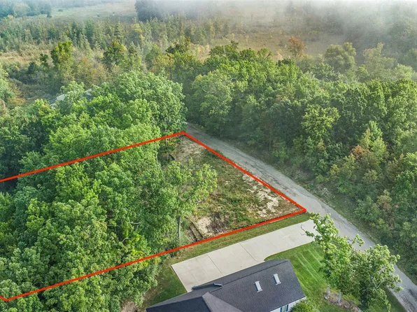 62 Preserve Dr, Fenton, MI 48430