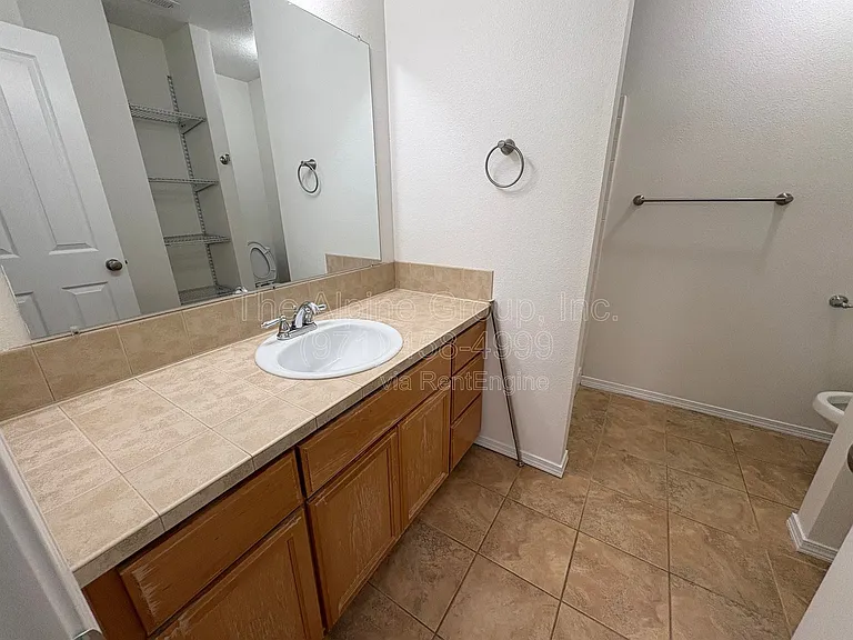 210 NW Connell Ave — Photo 17