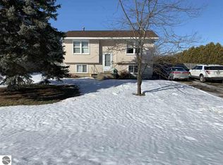 4136 Canterbury Ln, Traverse City, MI 49685