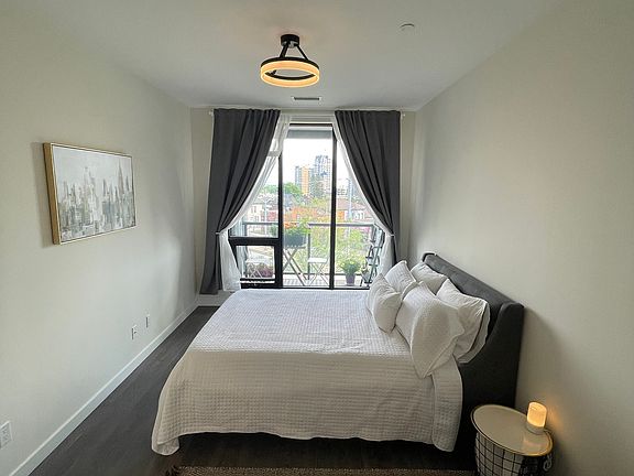 4th image of 690 King St W #410