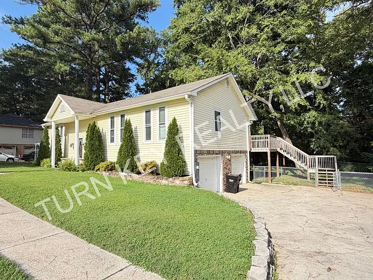 2221 Diane Dr — Photo 2