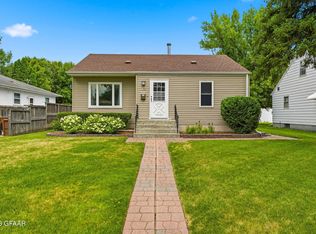 610 12th St NW, East Grand Forks, MN 56721