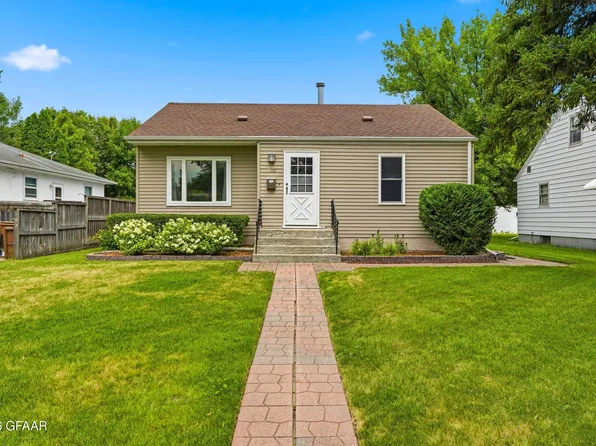 610 12th St NW, East Grand Forks, MN 56721