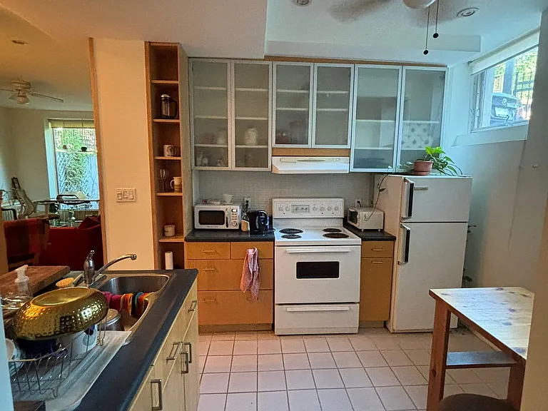 321 Palmerston Blvd #LOWER — Photo 2