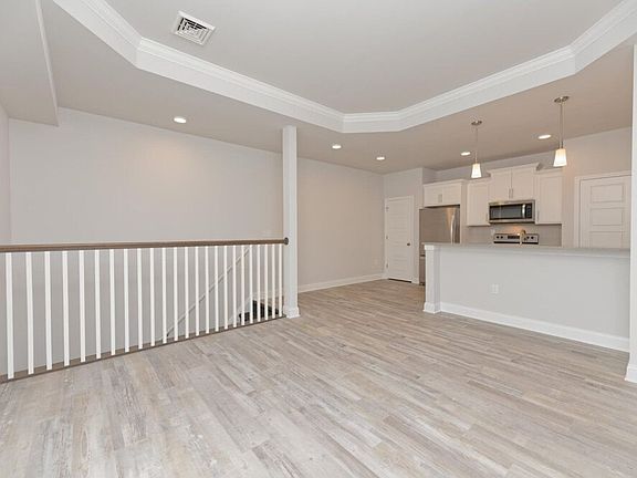 5th image of 102 W Creek Ln