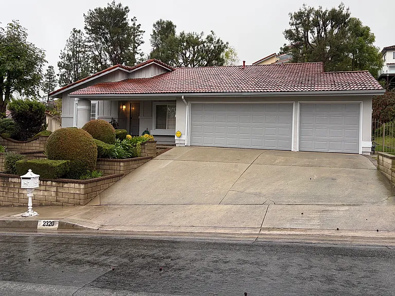 2320 Fallen Dr — Photo 2