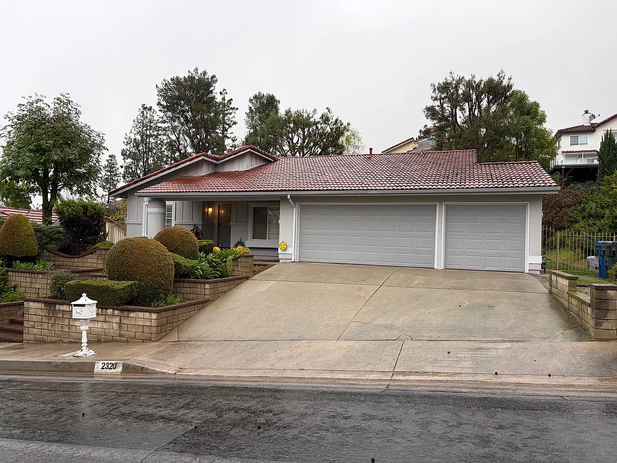 Building Photo - 2320 Fallen Dr