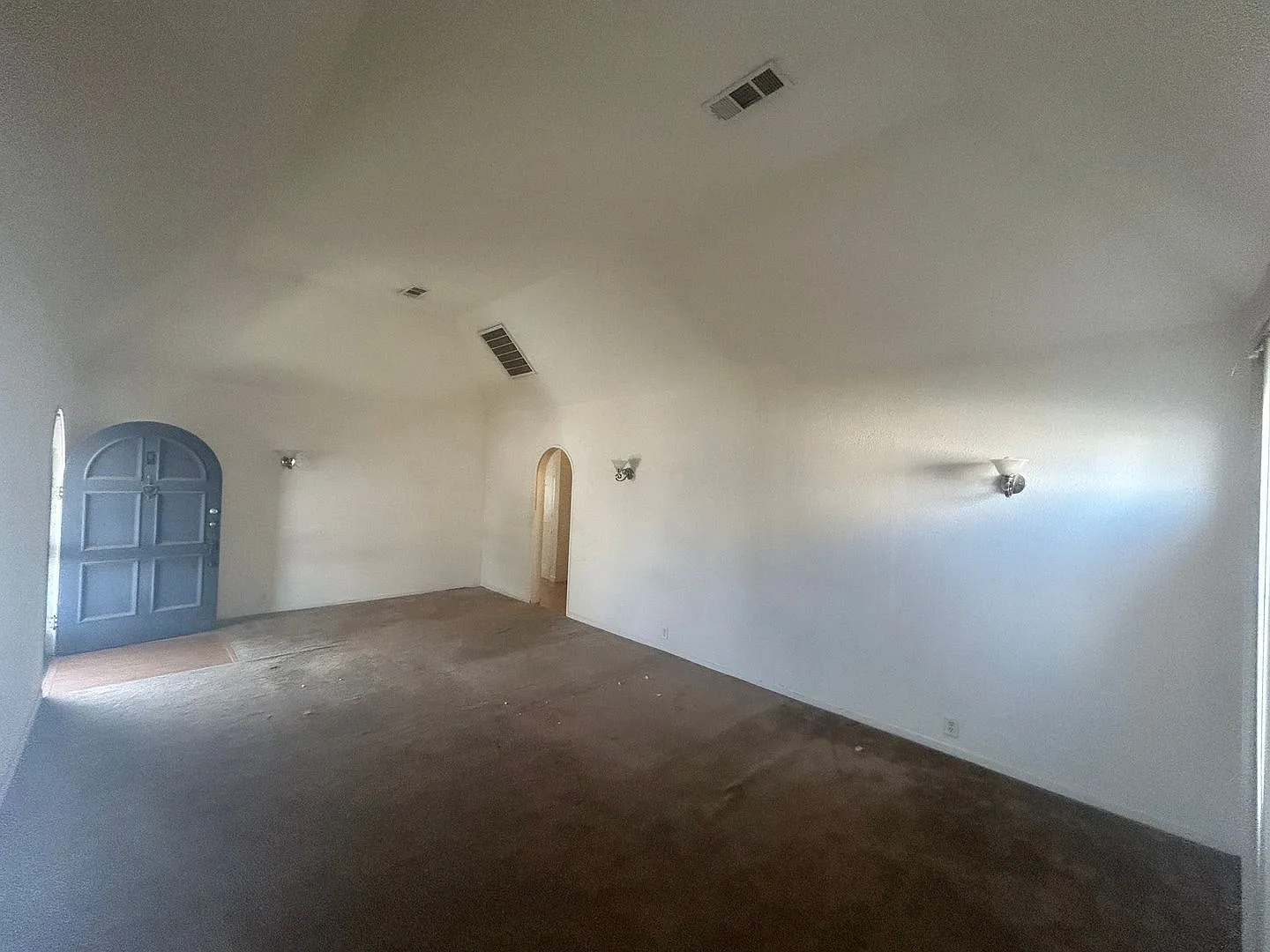 Charming 3 bedroom cottage with lawn service in North Hanford — Photo 4