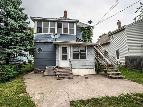 2nd image of 950 Charles Ave