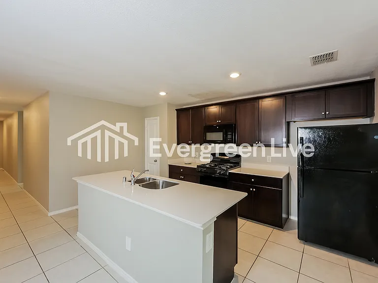 1021 Crestview Dr — Photo 5