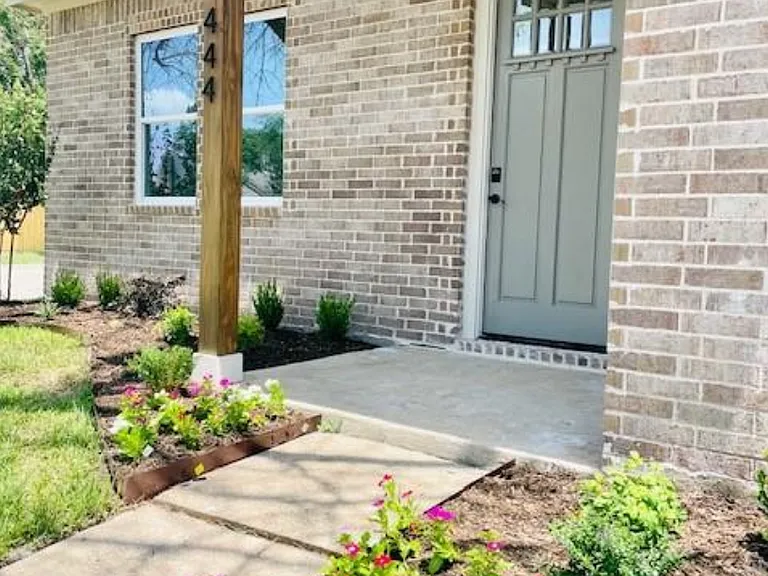 444 Timberbend Trl — Photo 2