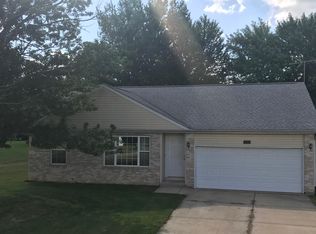 1900 Fountainbleu Dr, Worden, IL 62097