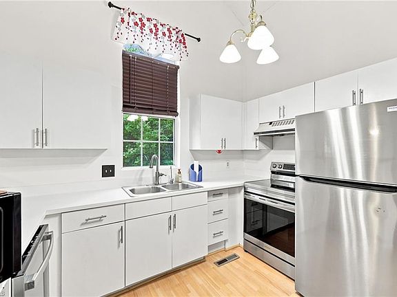 5th image of 317 Wilson St