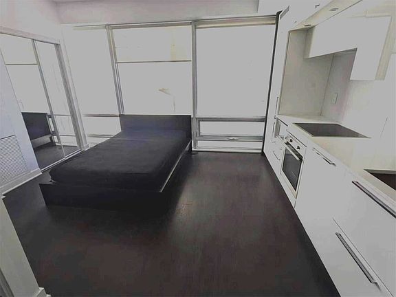 4th image of 15 Grenville St #1004