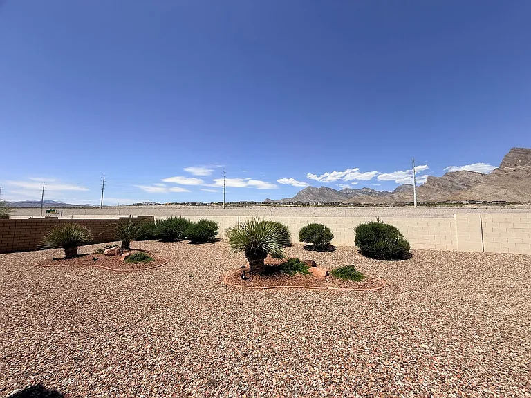 2337 Sun Cliffs St — Photo 4