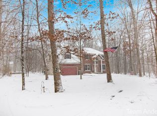 102 Rivertop Dr, Lowell, MI 49331