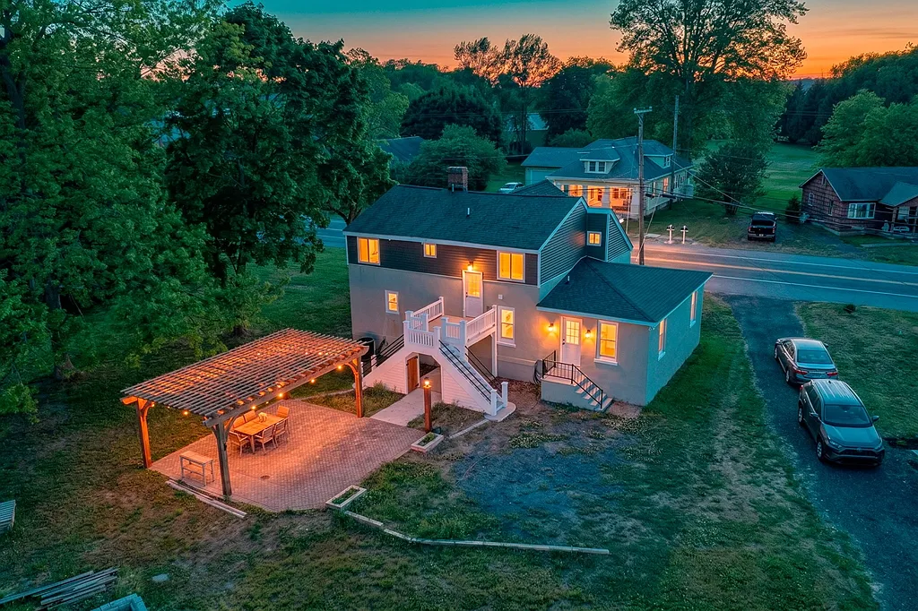 4 bed, 3.0 bath, 2500 sqft, $3,000 — Photo 2