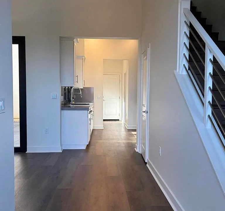 1260 E Thompson Blvd #106