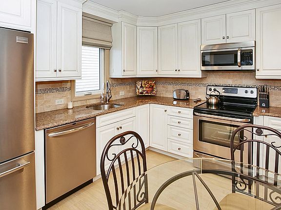 5th image of 450 Peter Ln