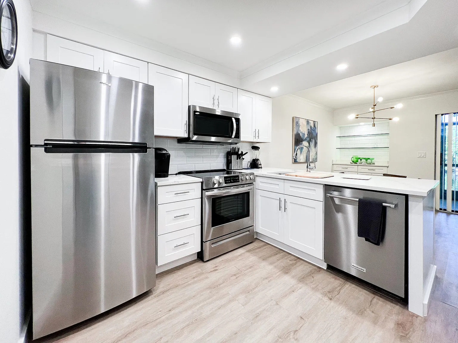 1 bed, 1.5 bath, 860 sqft, $5,600 — Photo 3
