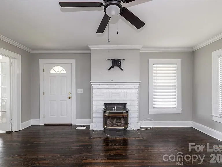 123 E 2nd St — Photo 14