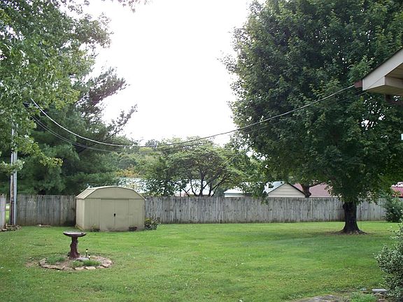 3rd image of 1006 Rainbow Dr