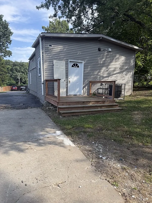 2 bed, 1.5 bath, 740 sqft, $1,400 — Photo 2