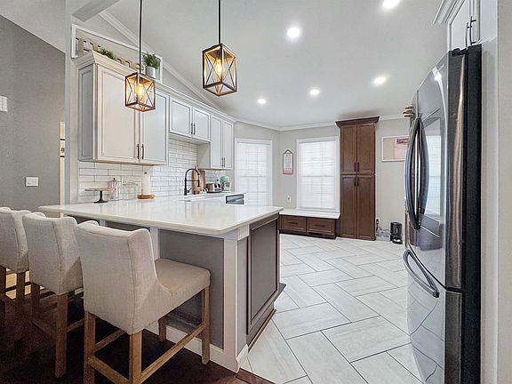 5th image of 268 Westfield Ln W