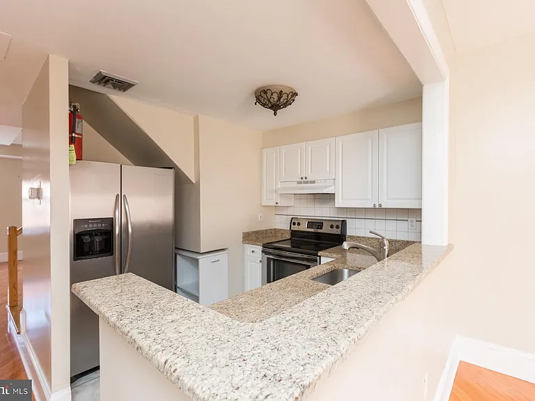 242 S 8th St #4 — Photo 8