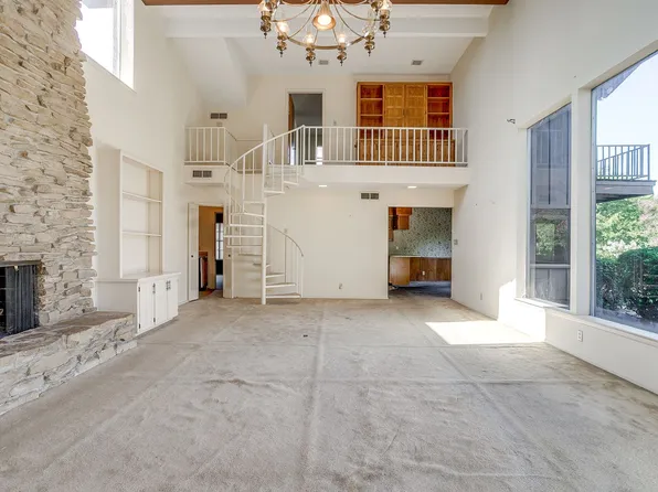 18 Bounty Rd E, Benbrook, TX 76132